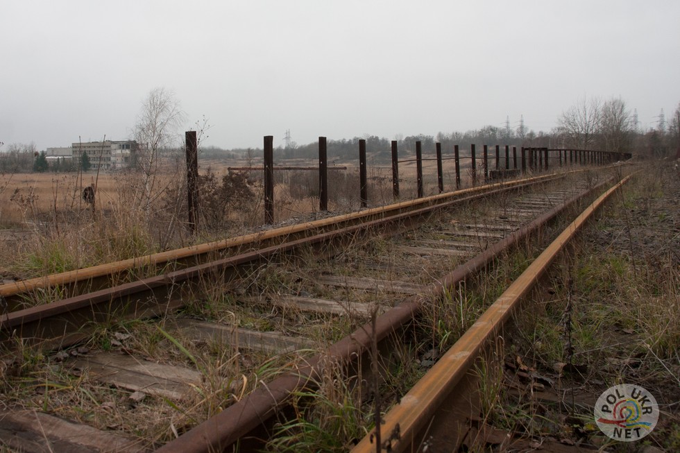 Територією НРІП пролягають три залізничні гілки від залізничної колії Ходорів - Новий Розділ. Вони придатні для вантажних перевезень, проте вимагають ремонту 