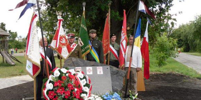 Пам’ятний знак в Ізяславі. Фото: izadm.gov.ua