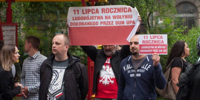 Польські націоналісти тримають плакати під час "Маршу українців" у Перемишлі 11.06.2017. Фото: POLUKR.net / Андрій Поліковський