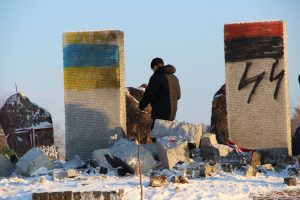 Знищений пам'ятник вбитим полякам у лютому 1944 року у тодішньому селі Гута-Пеняцька. Джерело: radiosvoboda.org
