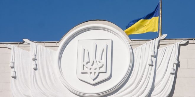 Прапор над будинком Верховної Ради України. Фото: POLUKR.net / Андрій Поліковський