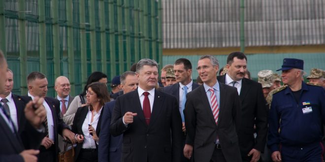 Петро Порошенко та Єнс Столтенберг. Фото: POLUKR.net / Андрій Поліковський