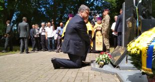 Президент Петро Порошенко прикладає коліно і покладає квіти до монумента жертвам Сагрині / Фото Ігоря Тимоця.