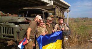 Крайній блокпост українського війська в Пісках під Донецьком і волонтери / Фото Ігоря Тимоця.