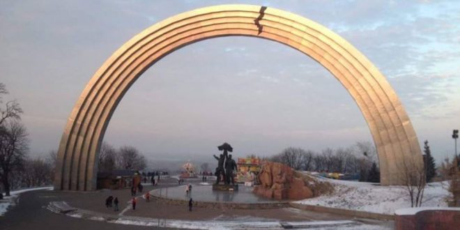 24 листопада 2019 року українські митці та правозахисники відкрили у Києві інсталяцію «Тріщина дружби». Джерело: facebook.com/maria.tomak