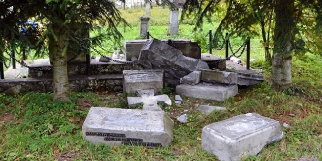 Поруйнована надмогильна пам'ятка в селі Верхрата / Фото zlubaczowa.pl
