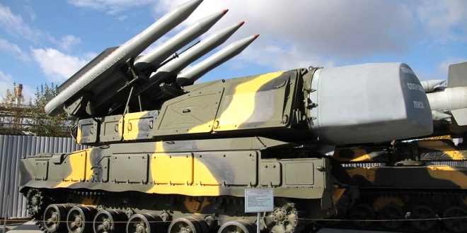 Wyrzutnia rakiet przeciwlotniczych typu Buk (egzemplarz z muzeum techniki wojskowej w Wierchniej Pyszmie) bliźniacza do tej, z której zestrzelono MH-17 / fot. Władimir Sappinen, CC BY 3.0