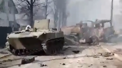 Zniszczone rosyjskie pojazdy na przedmieściach Kijowa/fot. twitter.com