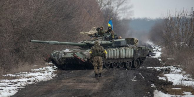 Zdobyty przez siły ukraińskie czołg T-80BWM/fot. twitter.com