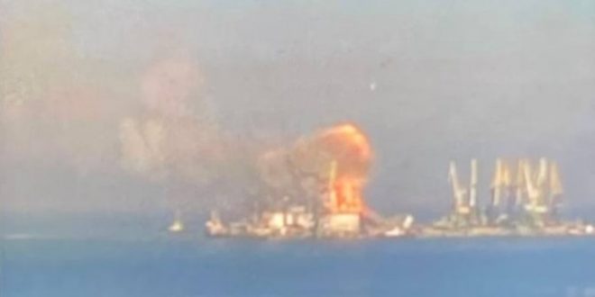 Eksplozje na rosyjskim okręcie w Berdiańsku/ fot. mil.in.ua