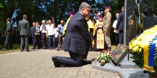 Президент Петро Порошенко прикладає коліно і покладає квіти до монумента жертвам Сагрині / Фото Ігоря Тимоця.